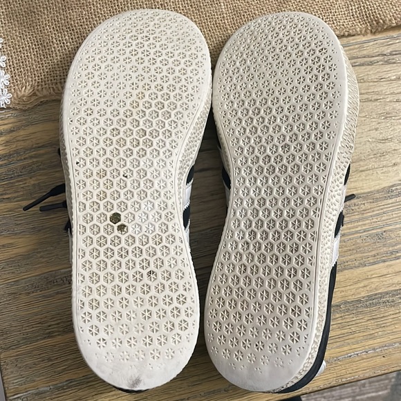 Adidas Gazelle shoes unisex size 2Y - Picture 4 of 4